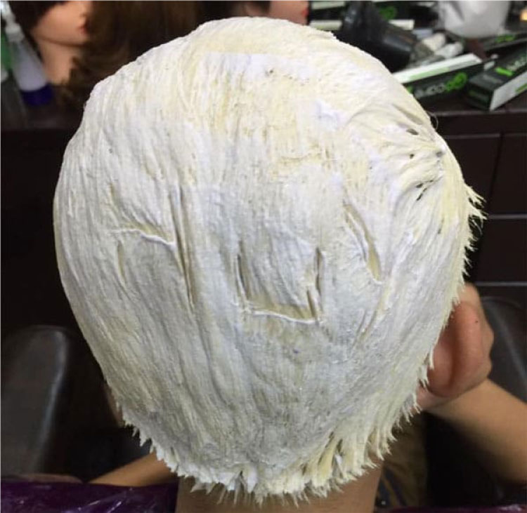 Quá trình tẩy tóc trước khi nhuộm