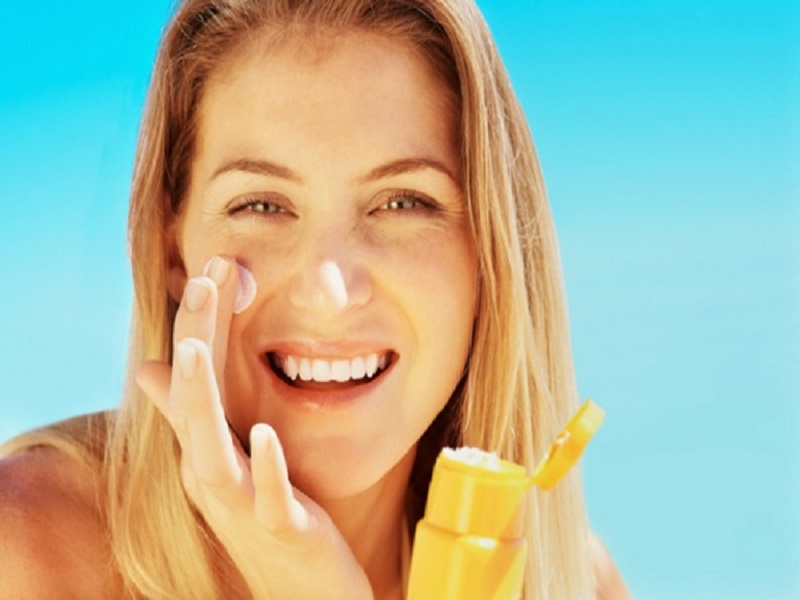 Trước khi bôi kem chống nắng cần bôi gì và có nên dùng kem trực tiếp lên da mặt không?